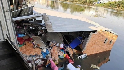TP HCM: Một nhà dân ven sông bất ngờ sụp đổ