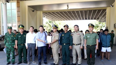 Tiếp nhận, bàn giao 77 công dân từ Campuchia qua cửa khẩu Mộc Bài