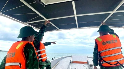 Bắt quả tang 2 tàu cá dùng “giã cào bay” tại ven bờ Lâm Đồng