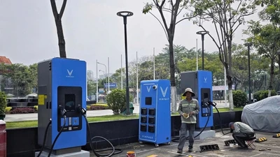 TP HCM hiện có 102 vị trí lắp đặt tủ đổi pin xe máy điện trên vỉa hè