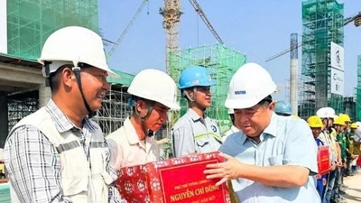 Phó Thủ tướng Nguyễn Chí Dũng chúc Tết công nhân dự án APEC 2027 tại Phú Quốc