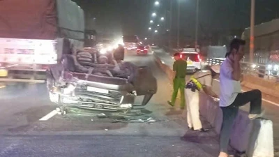 Ô tô 4 chỗ lật ngửa tại dốc cầu vượt Tân Vạn