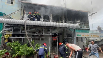 Cháy lớn trên đường Thái Phiên làm thiệt hại 3 căn nhà