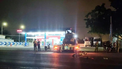 Va chạm xe đầu kéo khi lùi từ cây xăng ra Quốc lộ 1, người đi xe máy tử vong