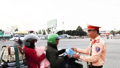 Công an Cần Thơ trao nước, phần ăn hỗ trợ người dân về quê đón Tết