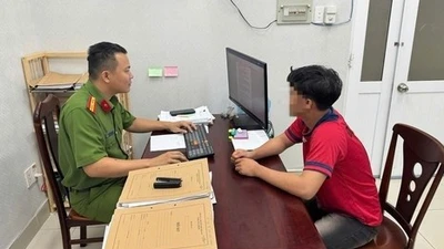 Cơ quan công an đang lấy lời khai của L.V.T (Ảnh: CACC)