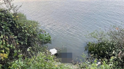 TPHCM tìm thân nhân thi thể nữ trôi sông có vết mổ và túi chất thải ở bụng