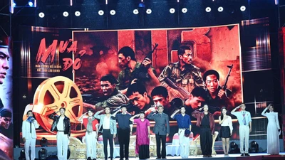 Khán giả đội mưa cổ vũ đêm giao lưu đoàn phim tại LHP Việt Nam lần thứ 24