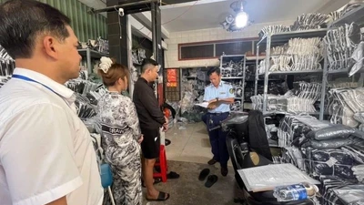 TP HCM: Tạm giữ 1.500 áo khoác không rõ nguồn gốc rao bán trên mạng xã hội