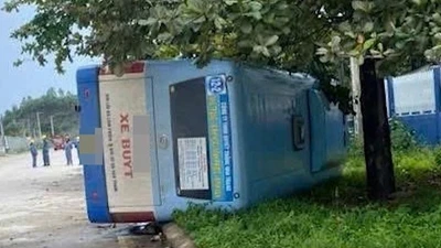 Xe buýt lật nghiêng ở Khánh Hòa, hành khách hoảng loạn