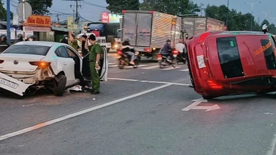 Xe 5 chỗ mất lái giữa giao lộ, tông nhiều xe máy rồi lật nghiêng ở TP HCM