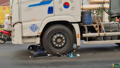 Xe đầu kéo va chạm xe đạp điện tại Đồng Tháp, nam sinh may mắn thoát nạn