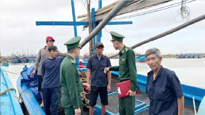 Ba ngư dân Đắk Lắk gặp nạn ở vùng biển Trường Sa được đưa vào bờ an toàn