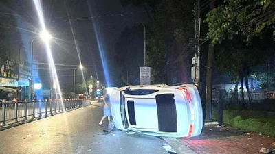 Xe ô tô va dải phân cách, lật nghiêng giữa đường ở TP.HCM