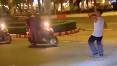 Người đàn ông mở loa kẹo kéo, nhảy trên đường phố Đồng Nai
