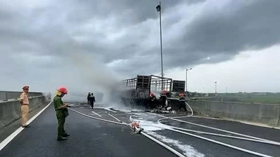 Điều tra nguyên nhân vụ xe tải bốc cháy trên cao tốc Đà Nẵng – Quảng Ngãi