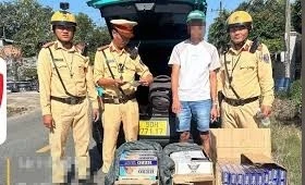 Bắt giữ taxi chở gần 1.500 bao thuốc lá nhập lậu