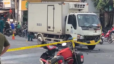 TP HCM: Xe máy va chạm xe tải lúc rạng sáng, một người không qua khỏi