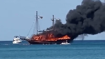 Cứu sống thuyền trưởng và 55 thuyền viên tàu cá bị cháy chìm trên biển