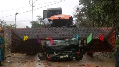 Xe tải chở xe múc va vào cổng chào, 2 người tử vong tại Đà Nẵng