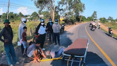 Xe máy va chạm gia súc thả rông, một phụ nữ không qua khỏi