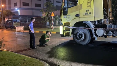 Va chạm giữa xe container và xe máy khiến một người tử vong tại chỗ