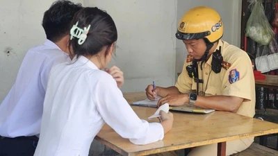 Nhiều học sinh bị xử phạt vì không đội mũ bảo hiểm sau giờ tan trường