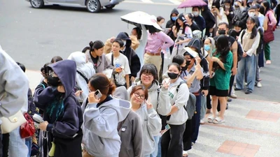 Hàng trăm người “săn” vé dự lễ khai mạc Liên hoan Phim Việt Nam