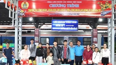 TPHCM: Tiễn hàng trăm gia đình công nhân về quê trên ‘Chuyến tàu Công đoàn’