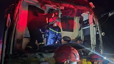 Đà Nẵng: Xe khách va chạm xe tải giữa đêm, 5 người bị thương