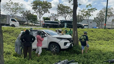 TP HCM: Người dân phá cửa ô tô cứu tài xế bất tỉnh sau va chạm