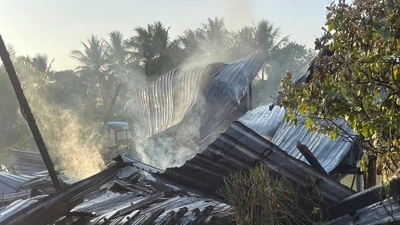 An Giang: Dân quân phối hợp chữa cháy nhà dân tại xã Bình Mỹ