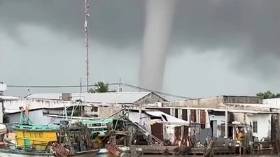 Vòi rồng cao hàng trăm mét lại xuất hiện trên vùng biển Cà Mau