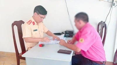 CSGT Đồng Nai xử phạt tài xế xe khách vượt ẩu trên QL20