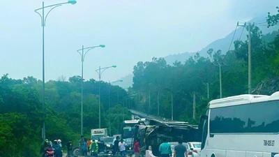 Tài xế mất lái, ô tô tải tông dải phân cách trên đèo Cù Hin