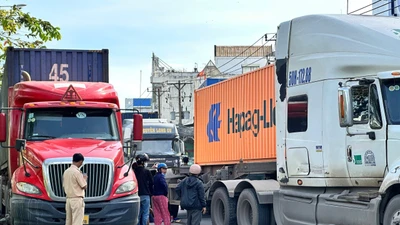 Bé gái 14 tuổi chết dưới bánh xe đầu kéo tại cầu vượt Sóng Thần