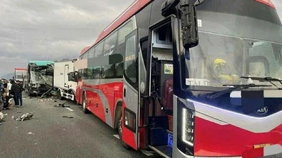 Va chạm giữa 4 phương tiện trên cao tốc qua Khánh Hòa