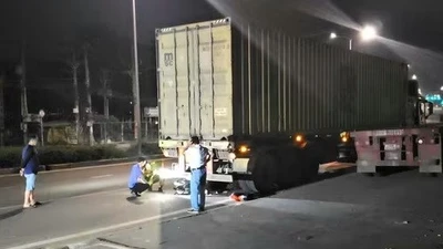 Va chạm với xe đầu kéo trong đêm, người đàn ông tử vong