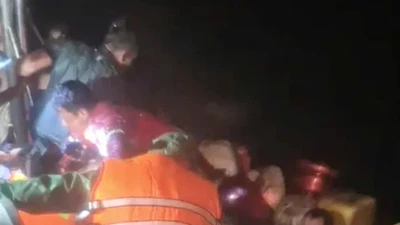 Cà Mau: Kịp thời ứng cứu 4 ngư dân tại khu vực cách cửa biển Gành Hào