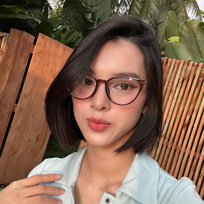 Cô vẫn giữ được làn da rạng rỡ, thần thái cuốn hút và vẻ tươi tắn. Không ít người nhận xét bà mẹ hai con ngày càng mặn mà, đằm thắm và toát lên sức hút đặc biệt.