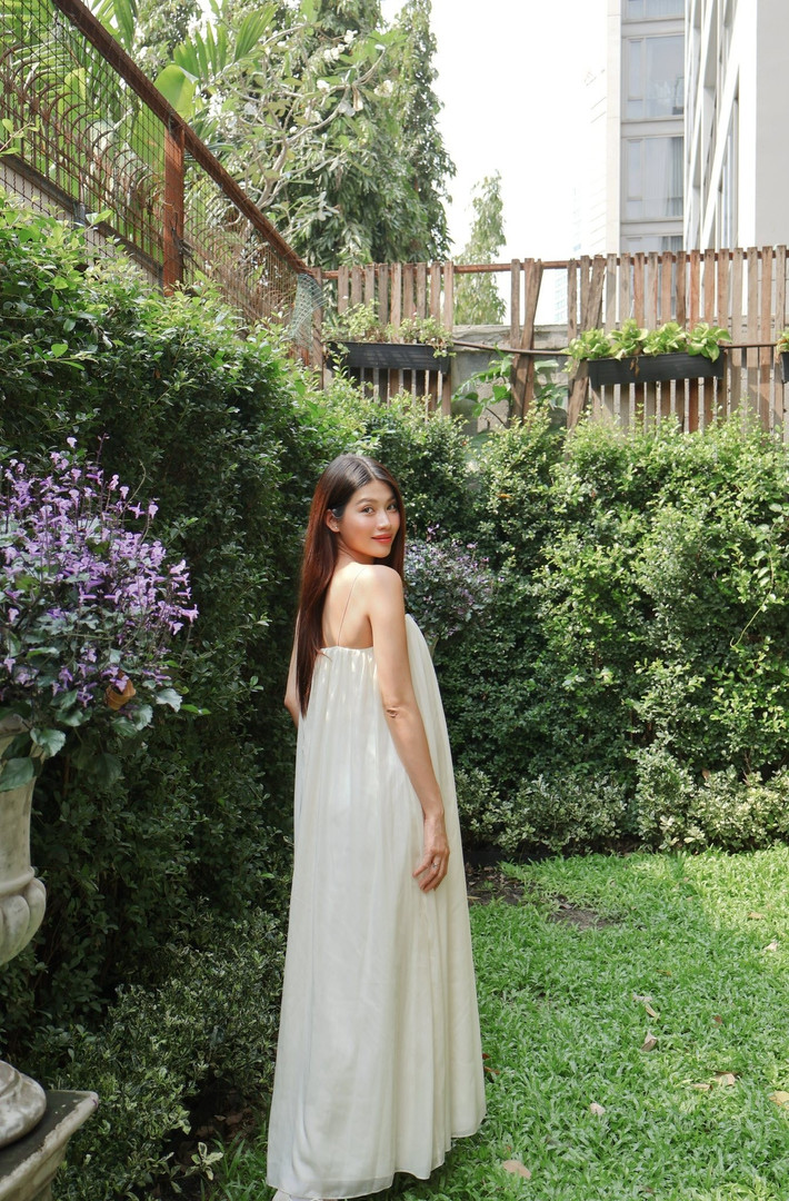 Trong suốt hành trình mang thai, Quỳnh Châu thường xuyên chia sẻ những khoảnh khắc đời thường giản dị nhưng đầy năng lượng tích cực. Người đẹp cho biết cô ưu tiên những trang phục thoải mái như váy dài, chất liệu mềm để vừa đảm bảo sự dễ chịu, vừa giữ được vẻ nữ tính.