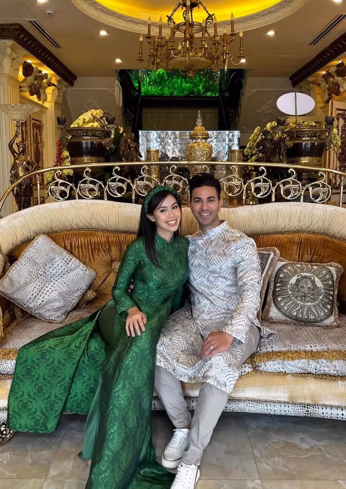 Không chạy theo chuẩn da trắng phổ biến, cô giữ vững hình ảnh cá tính riêng, tạo nên dấu ấn khác biệt giữa dàn rich kid Việt. Chính điều này giúp các bộ trang phục hàng hiệu khi được cô diện lên trở nên nổi bật và có “chất” riêng.