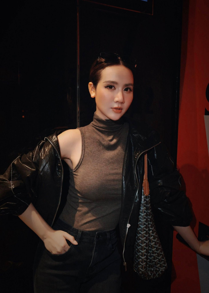 Được biết, để duy trì vóc dáng săn chắc, Phan Minh Huyền đã kiên trì theo đuổi chế độ luyện tập và sinh hoạt lành mạnh trong thời gian dài.