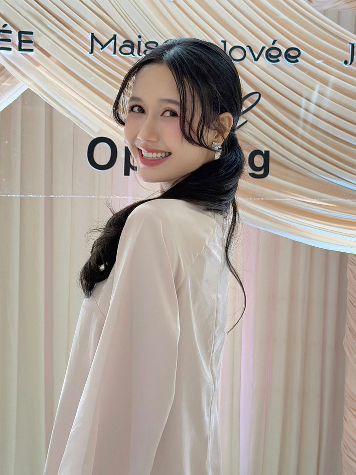 Gương mặt thanh tú, làn da mịn màng cùng nụ cười “tỏa nắng” đã trở thành dấu ấn riêng của cô.