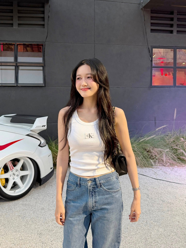 Kể từ khi được công chúng biết đến, Nhung Gumiho vẫn trung thành với phong cách nữ tính, nhẹ nhàng. Những bộ trang phục thanh lịch, dịu dàng giúp tôn lên vẻ đẹp trong trẻo và tinh tế của cô.