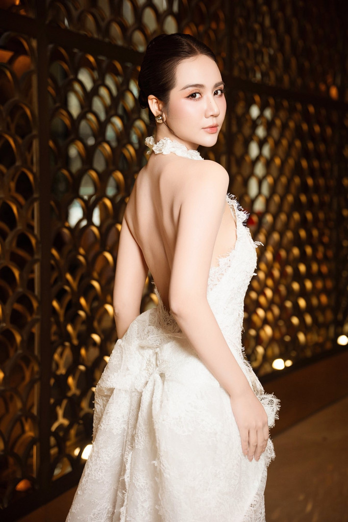 Phong cách thời trang ngày càng gợi cảm nhưng không kém phần thanh lịch cũng giúp cô giữ vững sức hút trong mắt công chúng.