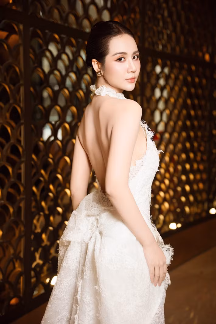 Phong cách thời trang ngày càng gợi cảm nhưng không kém phần thanh lịch cũng giúp cô giữ vững sức hút trong mắt công chúng.