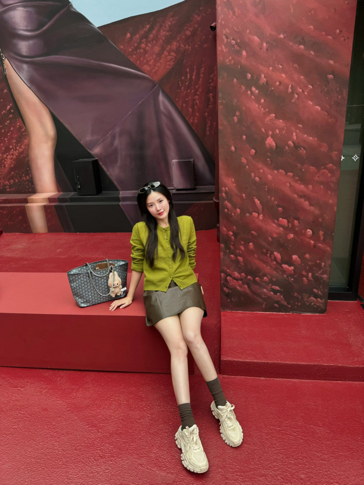 Thực tế, Midu từ lâu đã được khán giả nhớ đến nhờ nhan sắc dịu dàng và vẻ ngoài gần như “không tuổi”. Dù hoạt động nghệ thuật nhiều năm, nữ diễn viên vẫn giữ được hình ảnh thanh lịch, kín đáo cùng phong thái nhẹ nhàng đặc trưng.