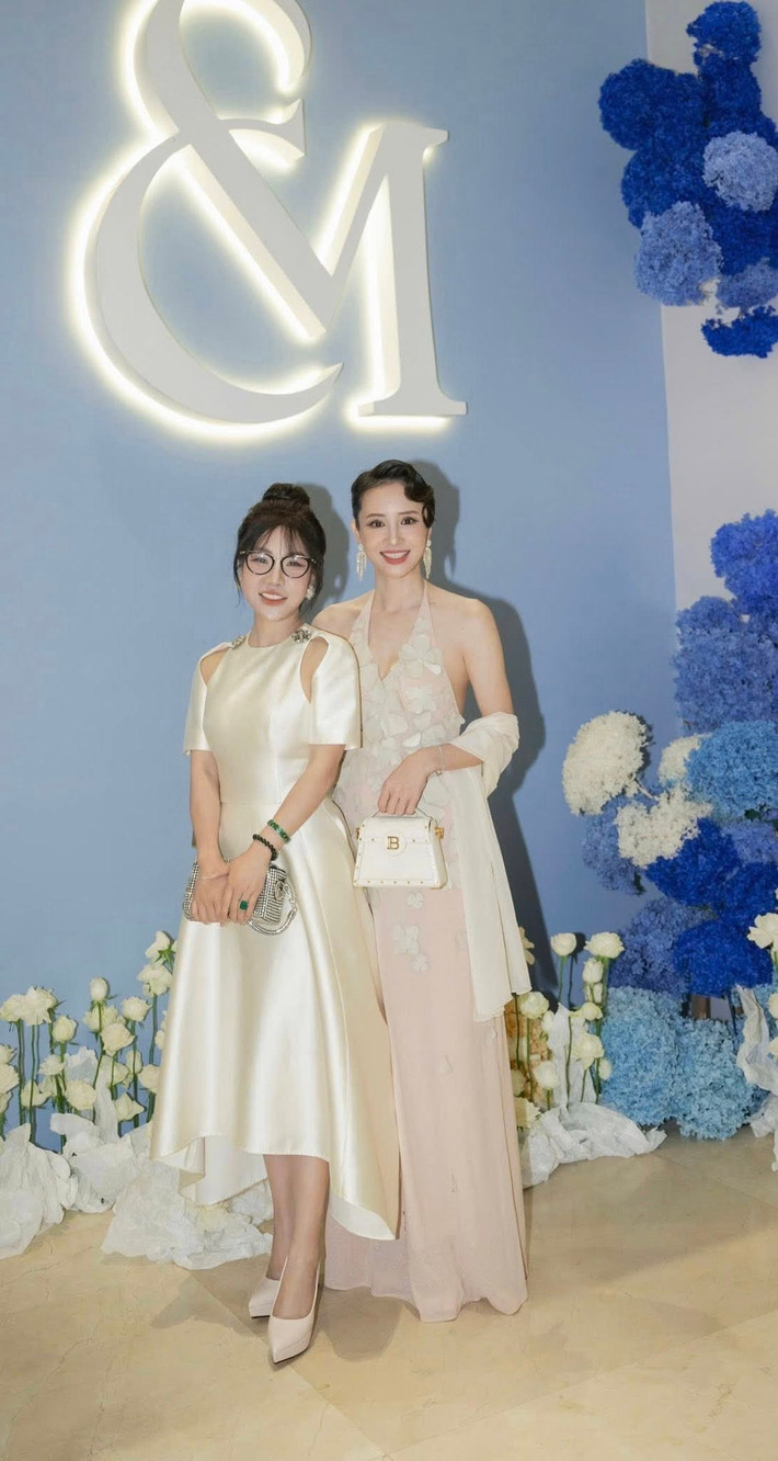 Xuất hiện tại một đám cưới gần đây, “nữ hoàng Wushu” Nguyễn Thúy Hiền gây chú ý khi diện đầm cổ yếm gợi cảm, khéo léo khoe lưng trần và xương quai xanh thanh mảnh. Phong cách trang điểm nhẹ nhàng làm nổi bật nét đẹp dịu dàng, đằm thắm của “nữ hoàng Wushu” một thời.