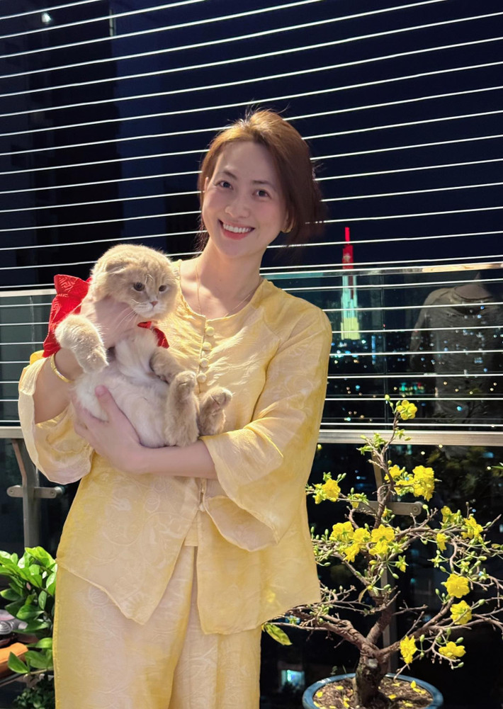 Ngay cả khi không trang điểm cầu kỳ, nữ diễn viên vẫn toát lên vẻ quyến rũ tự nhiên.